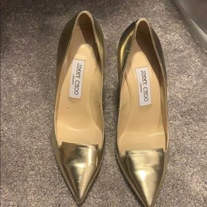 Pointy Gold metallic pump